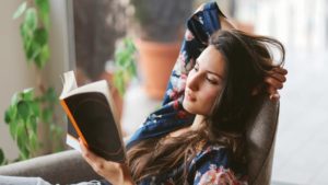Люди, читающие книги, живут дольше